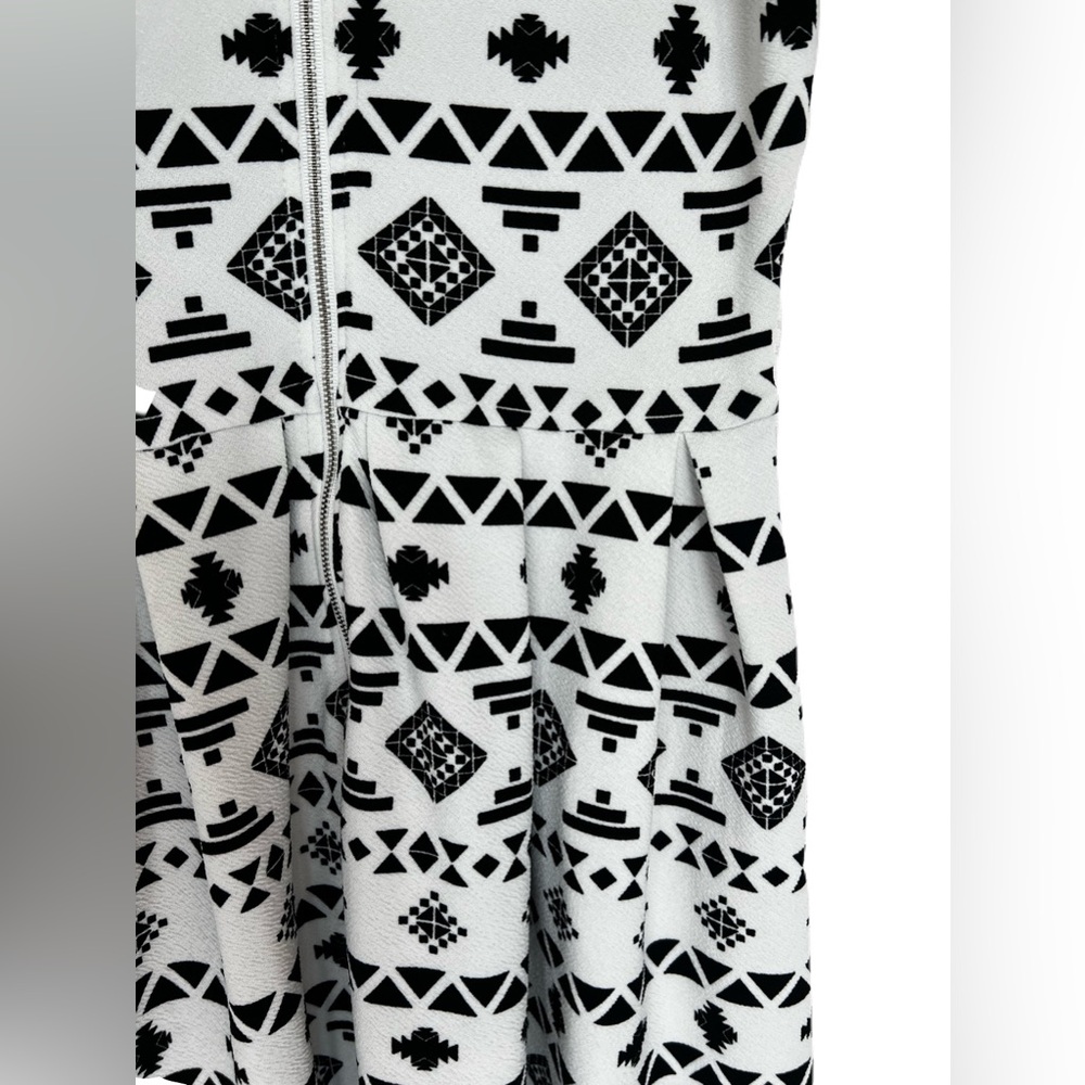 🖤 EUC LULAROE Amelia Tribal Print Pleated Dress | Women’s Small - Picture 4 of 12
